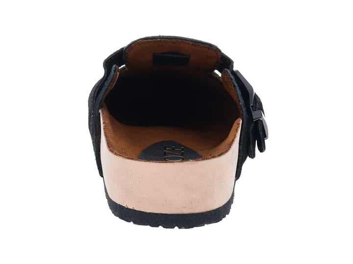 Zapato tipo mule de gamuza negra con hebilla metálica y talón en color beige.