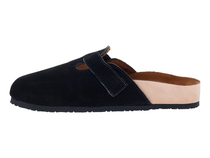 Zapato tipo mule de gamuza negra con hebilla metálica y talón en color beige.