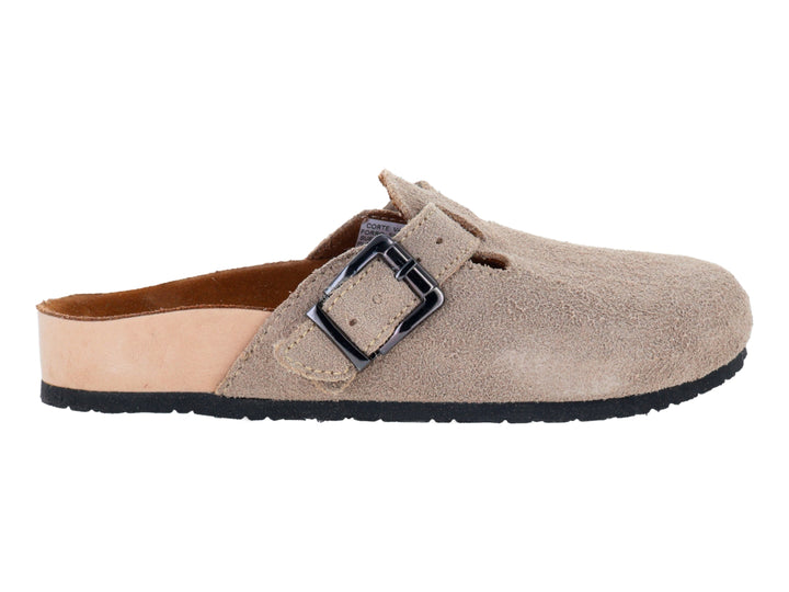 Zapato de gamuza color beige con hebilla y suela negra.