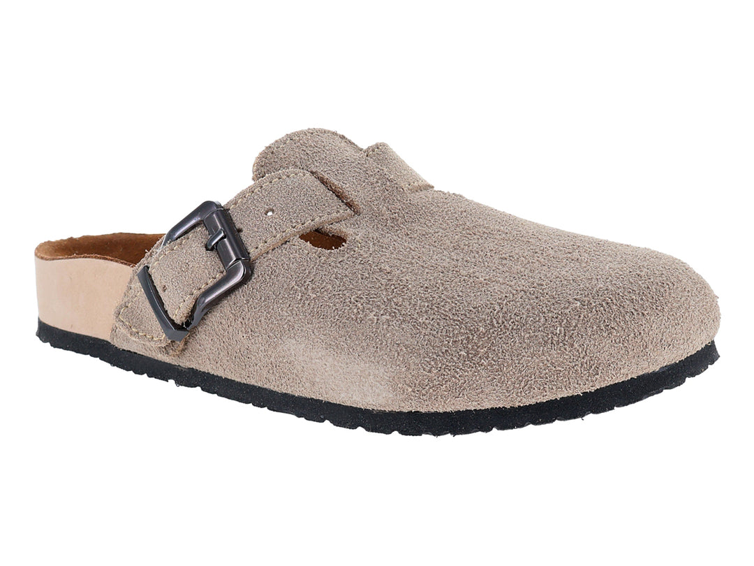 Zapato de gamuza color beige con hebilla y suela negra.