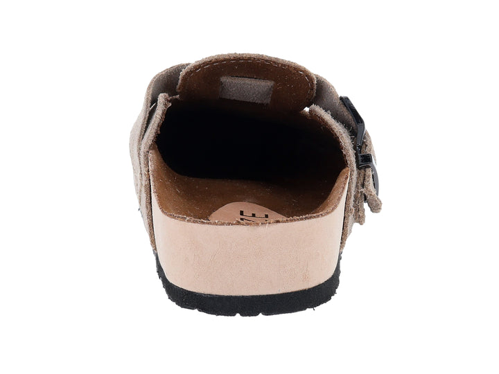 Zapato de gamuza color beige con hebilla y suela negra.