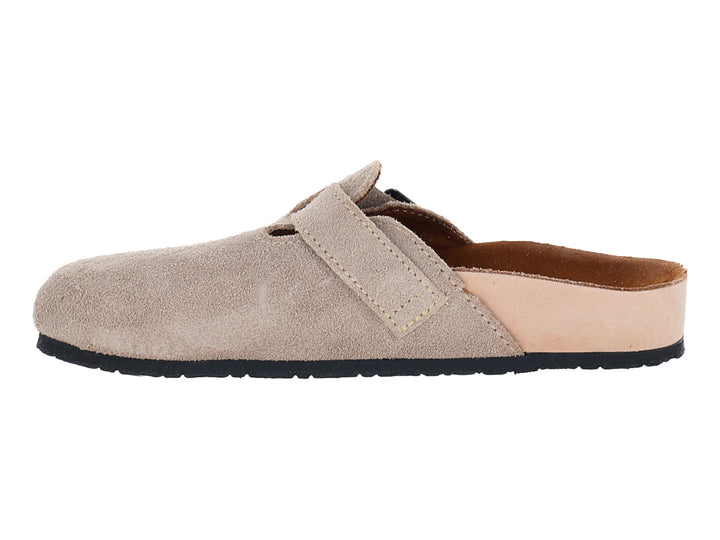 Zapato de gamuza color beige con hebilla y suela negra.