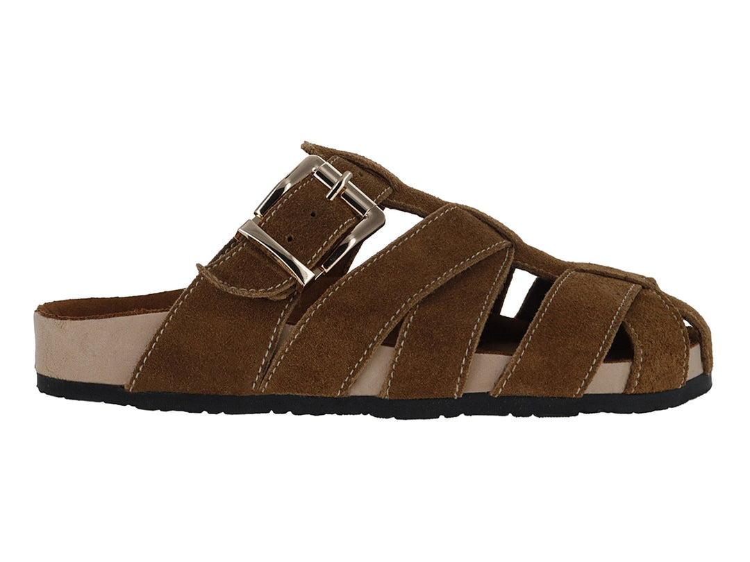 Sandalia de gamuza color camel con hebilla metálica y suela negra.