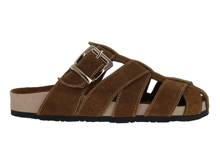 Sandalia de gamuza color camel con hebilla metálica y suela negra.