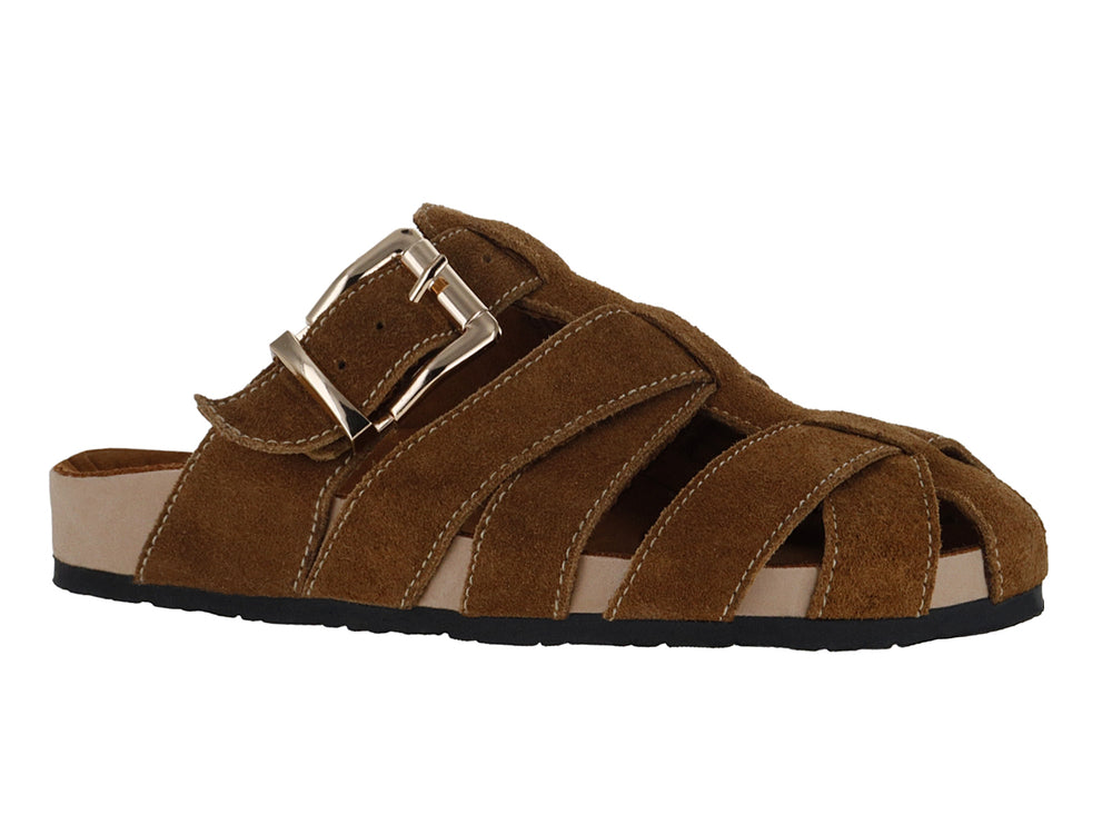 Sandalia de gamuza color camel con hebilla metálica y suela negra.