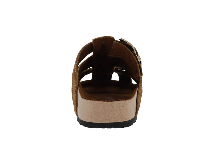 Sandalia de gamuza color camel con hebilla metálica y suela negra.