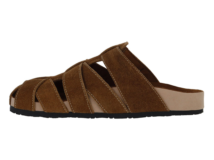Sandalia de gamuza color camel con hebilla metálica y suela negra.