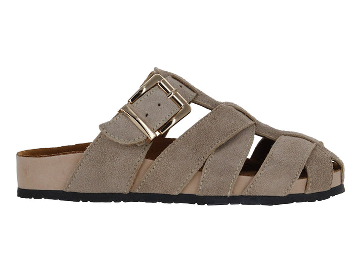Sandalia de gamuza color beige con hebilla dorada y suela negra.