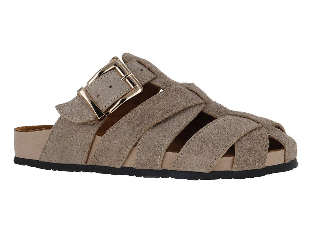 Sandalia de gamuza color beige con hebilla dorada y suela negra.