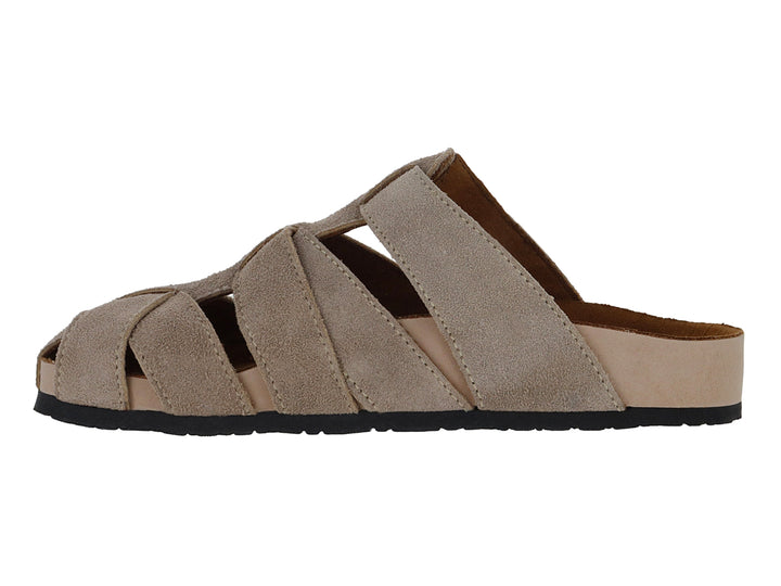 Sandalia de gamuza color beige con hebilla dorada y suela negra.