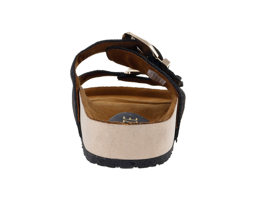 Sandalia de gamuza color negro con dos correas ajustables mediante hebillas doradas y suela en tono beige.