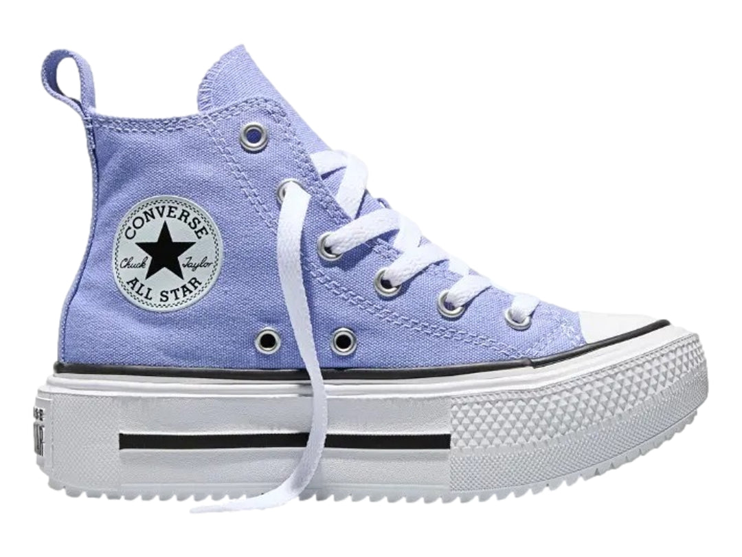 Tenis Converse de bota alta en color lila con suela de plataforma blanca y detalles en negro.