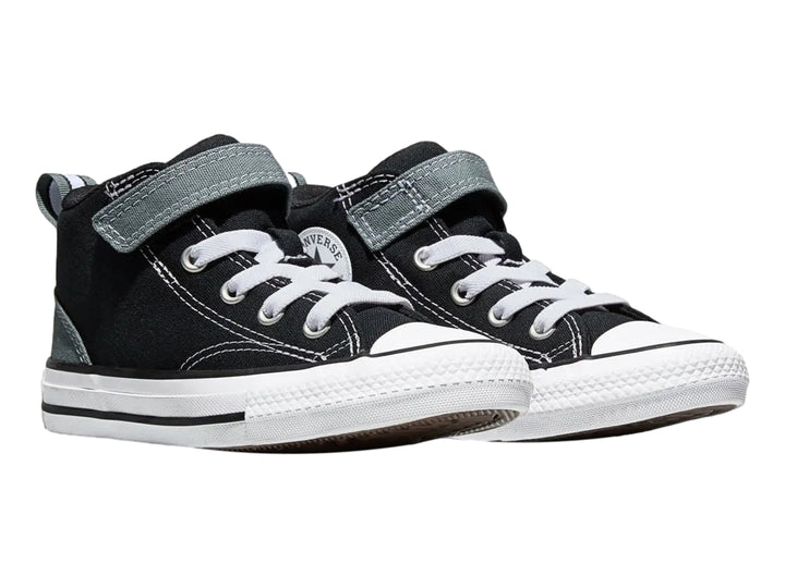 Tenis Converse negros con detalles en gris, suela blanca y correa de velcro.