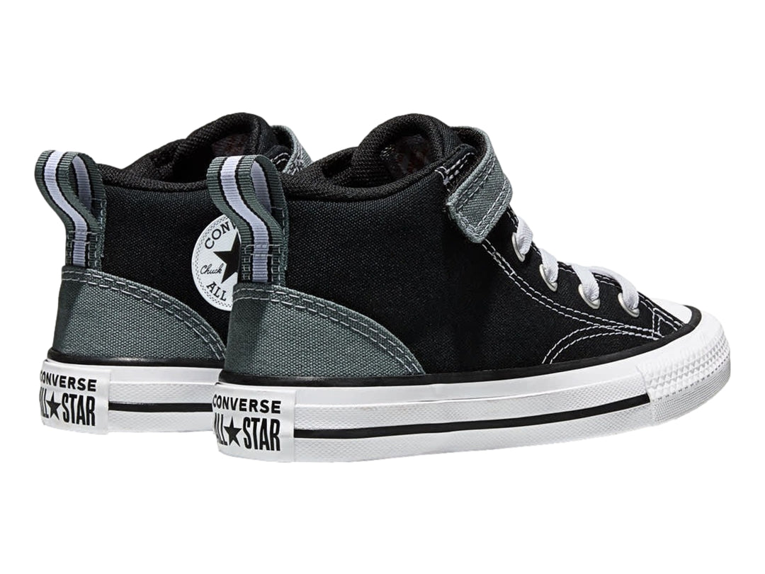 Tenis Converse negros con detalles en gris, suela blanca y correa de velcro.
