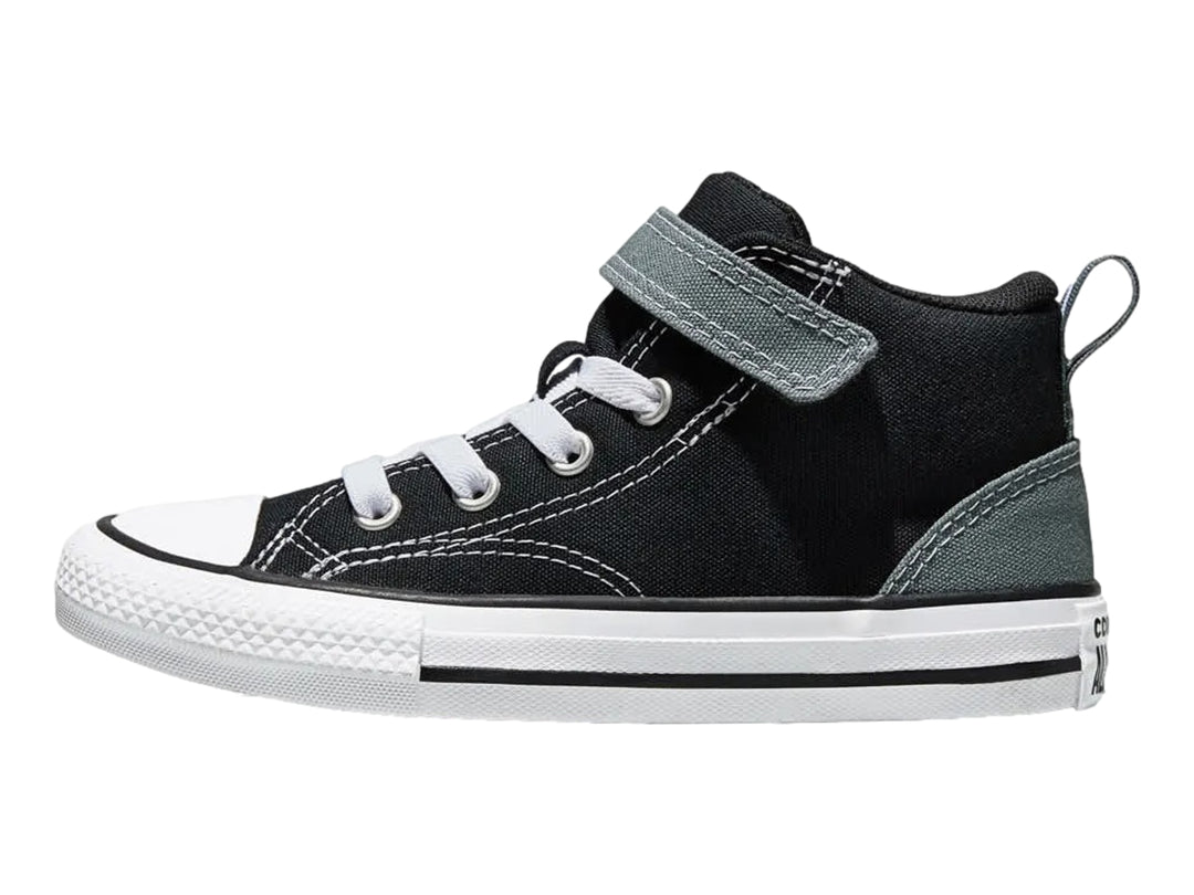 Tenis Converse negros con detalles en gris, suela blanca y correa de velcro.