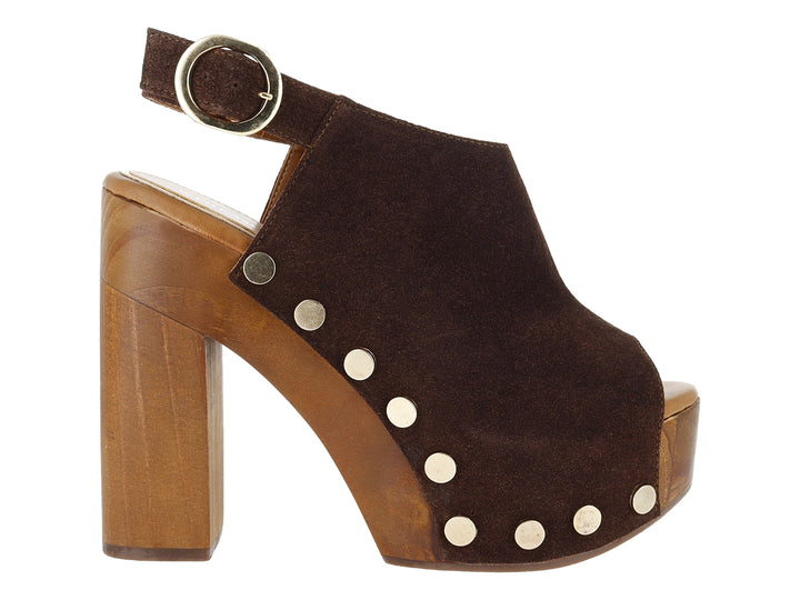 Sandalia de plataforma color marrón Ferrero en gamuza con tacón de madera y detalles de remaches plateados.