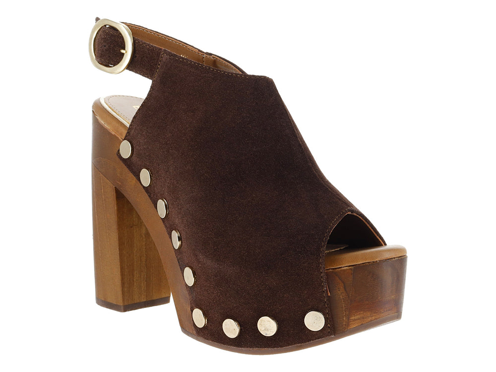Sandalia de plataforma color marrón Ferrero en gamuza con tacón de madera y detalles de remaches plateados.