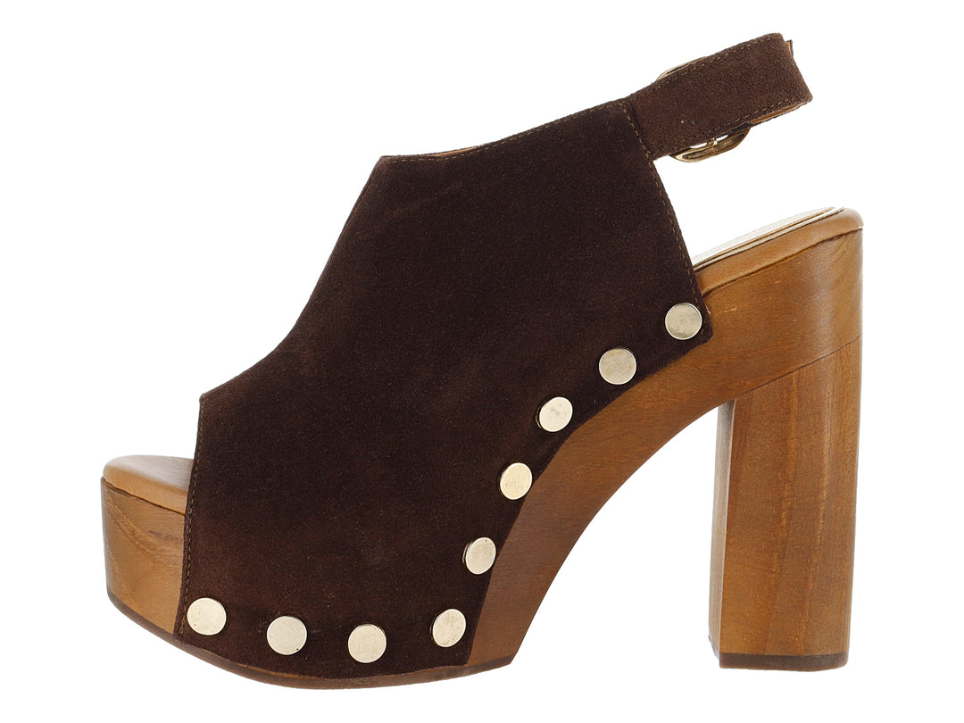Sandalia de plataforma color marrón Ferrero en gamuza con tacón de madera y detalles de remaches plateados.