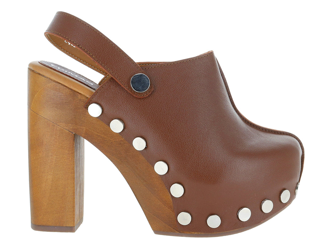 Zapato plataforma color caoba con tacón de madera y detalles de estoperoles plateados.