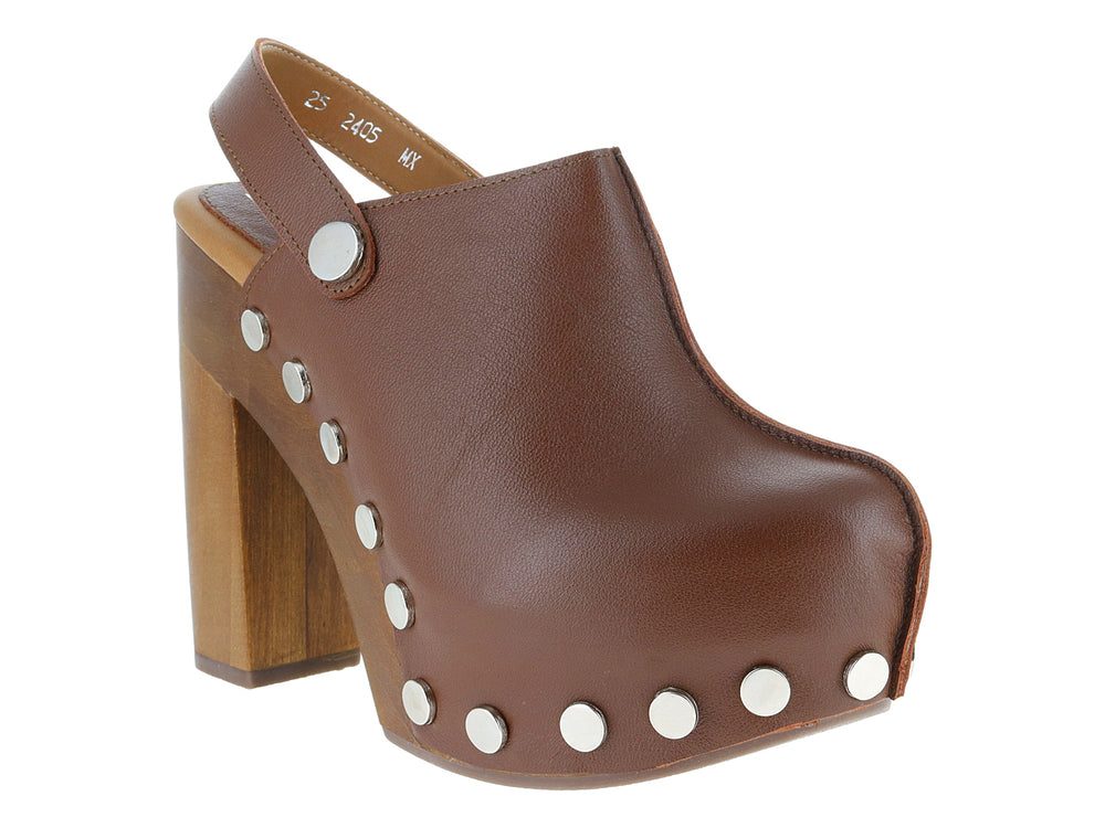 Zapato plataforma color caoba con tacón de madera y detalles de estoperoles plateados.
