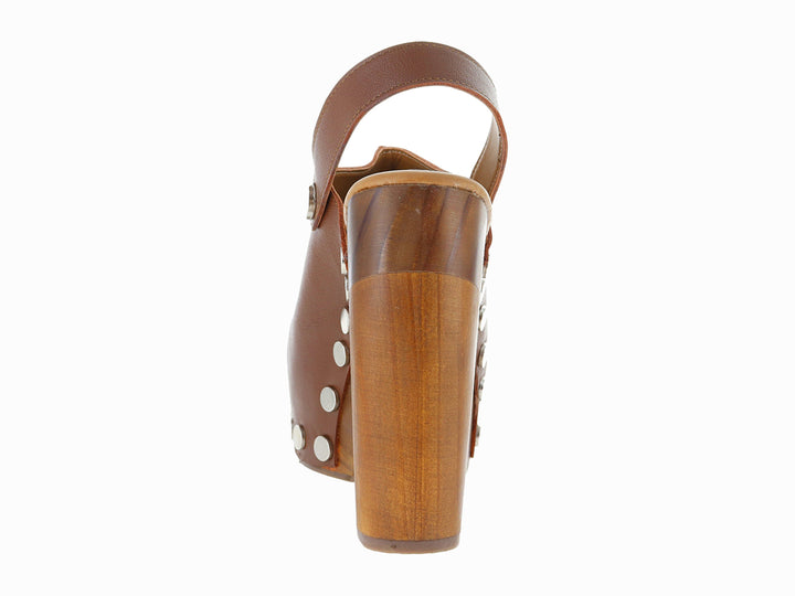 Zapato plataforma color caoba con tacón de madera y detalles de estoperoles plateados.