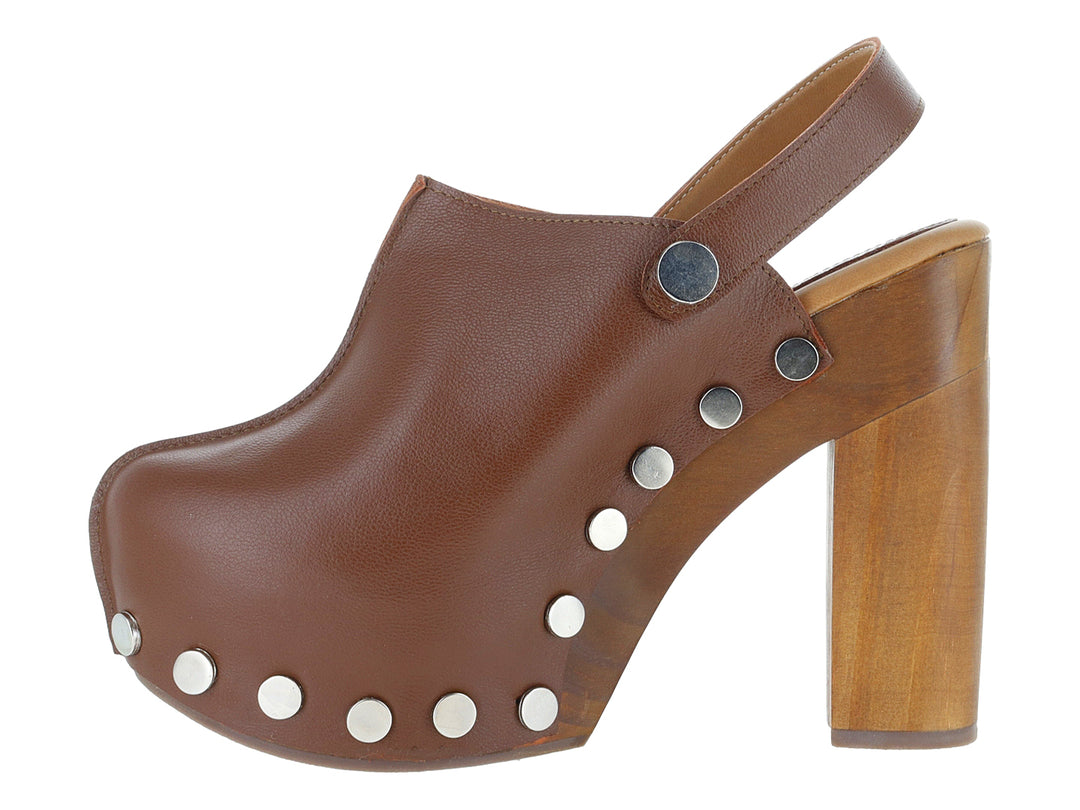 Zapato plataforma color caoba con tacón de madera y detalles de estoperoles plateados.