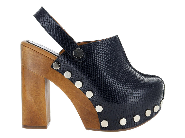 Zapato negro de plataforma con tacón de madera y detalles de estoperoles plateados.