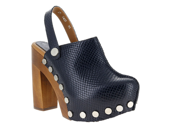 Zapato negro de plataforma con tacón de madera y detalles de estoperoles plateados.