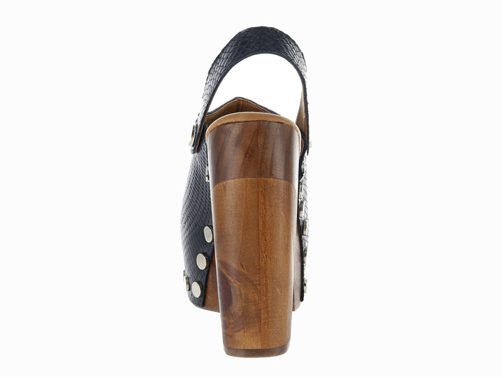Zapato negro de plataforma con tacón de madera y detalles de estoperoles plateados.