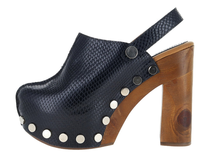 Zapato negro de plataforma con tacón de madera y detalles de estoperoles plateados.