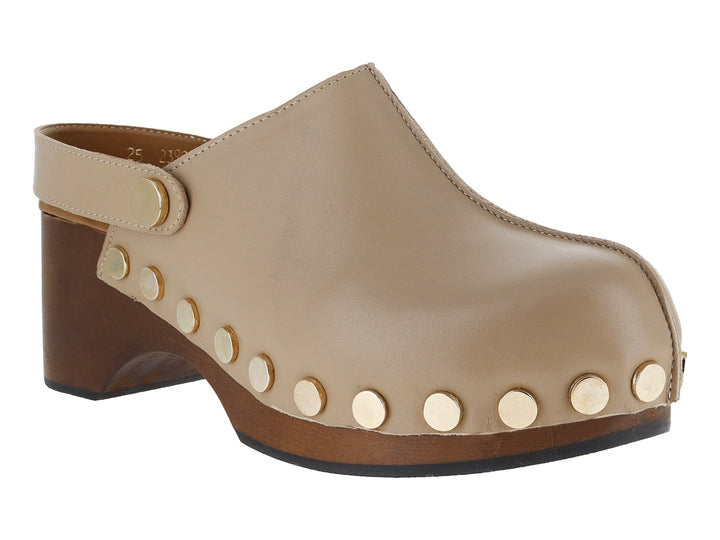 Zueco color sand de cuero con tacón de madera y detalles de remaches dorados laterales.