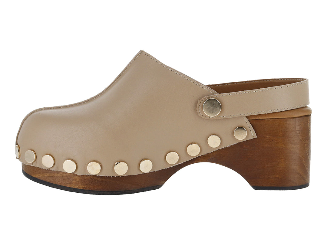 Zueco color sand de cuero con tacón de madera y detalles de remaches dorados laterales.