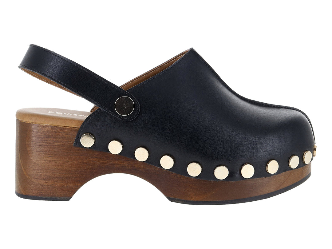 Zueco de cuero negro con plataforma de madera y detalles de remaches dorados laterales.