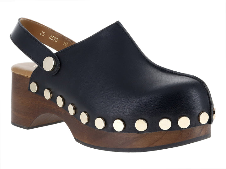 Zueco de cuero negro con plataforma de madera y detalles de remaches dorados laterales.