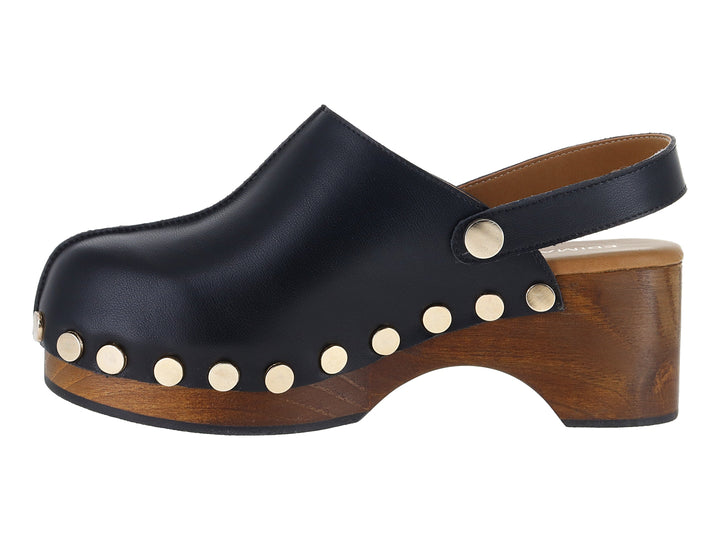 Zueco de cuero negro con plataforma de madera y detalles de remaches dorados laterales.