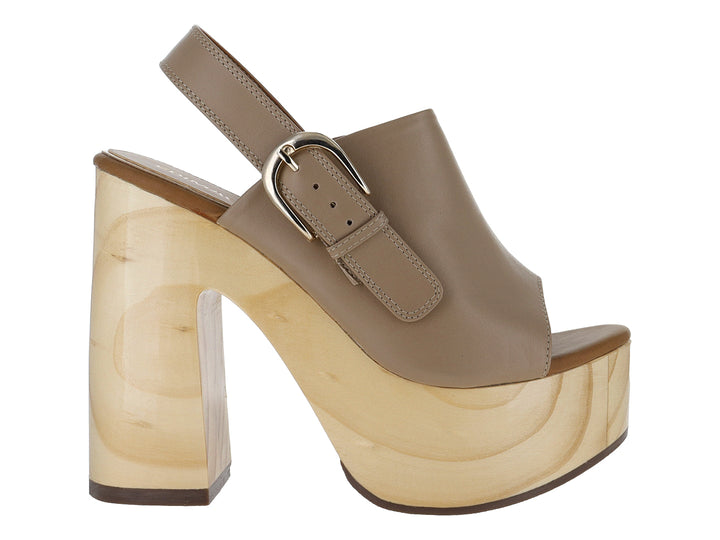Sandalia color sand con plataforma y tacón grueso de madera, correa con hebilla metálica para mujer.