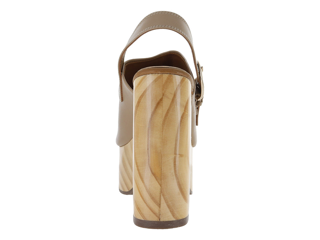 Sandalia color sand con plataforma y tacón grueso de madera, correa con hebilla metálica para mujer.