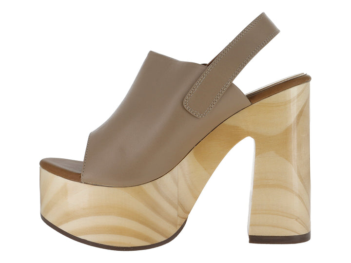 Sandalia color sand con plataforma y tacón grueso de madera, correa con hebilla metálica para mujer.