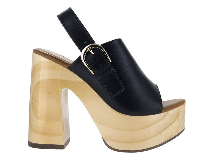 Sandalia de plataforma con tacón grueso color madera y correa de cuero negro con hebilla dorada.