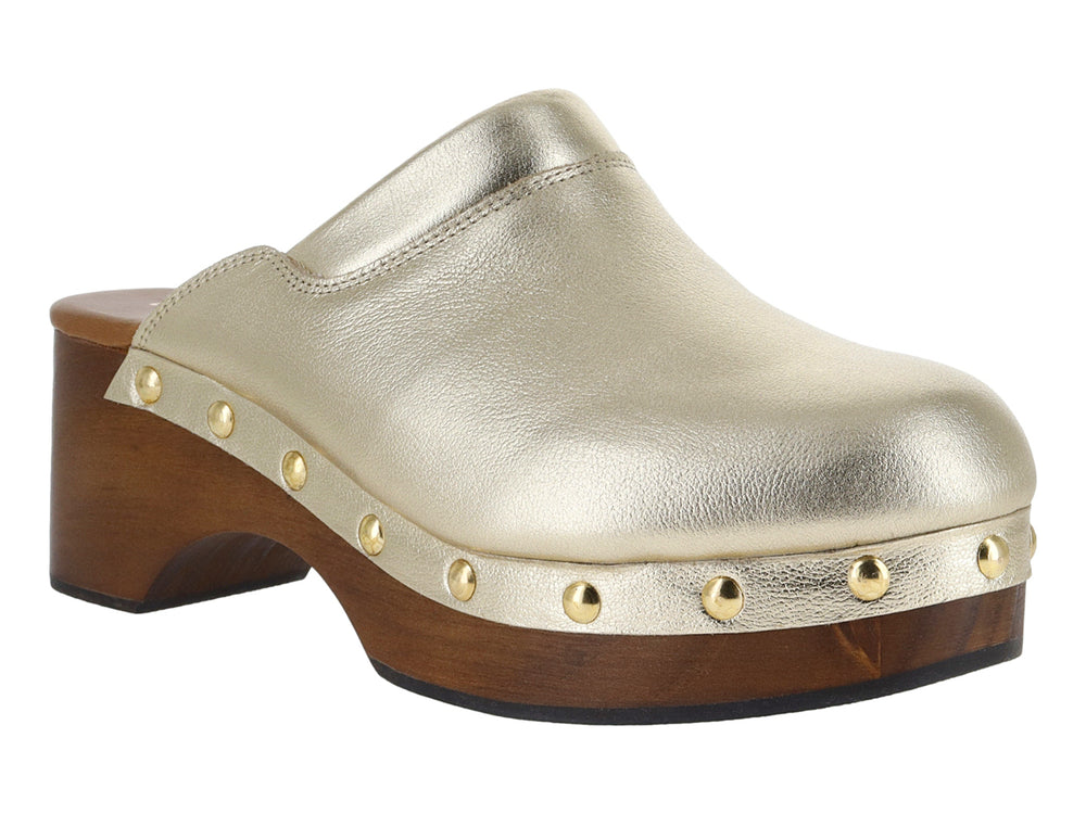 Zueco color oro con suela de madera y remaches metálicos decorativos.