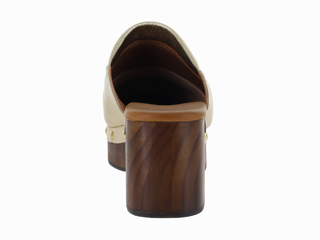 Zueco color oro con suela de madera y remaches metálicos decorativos.