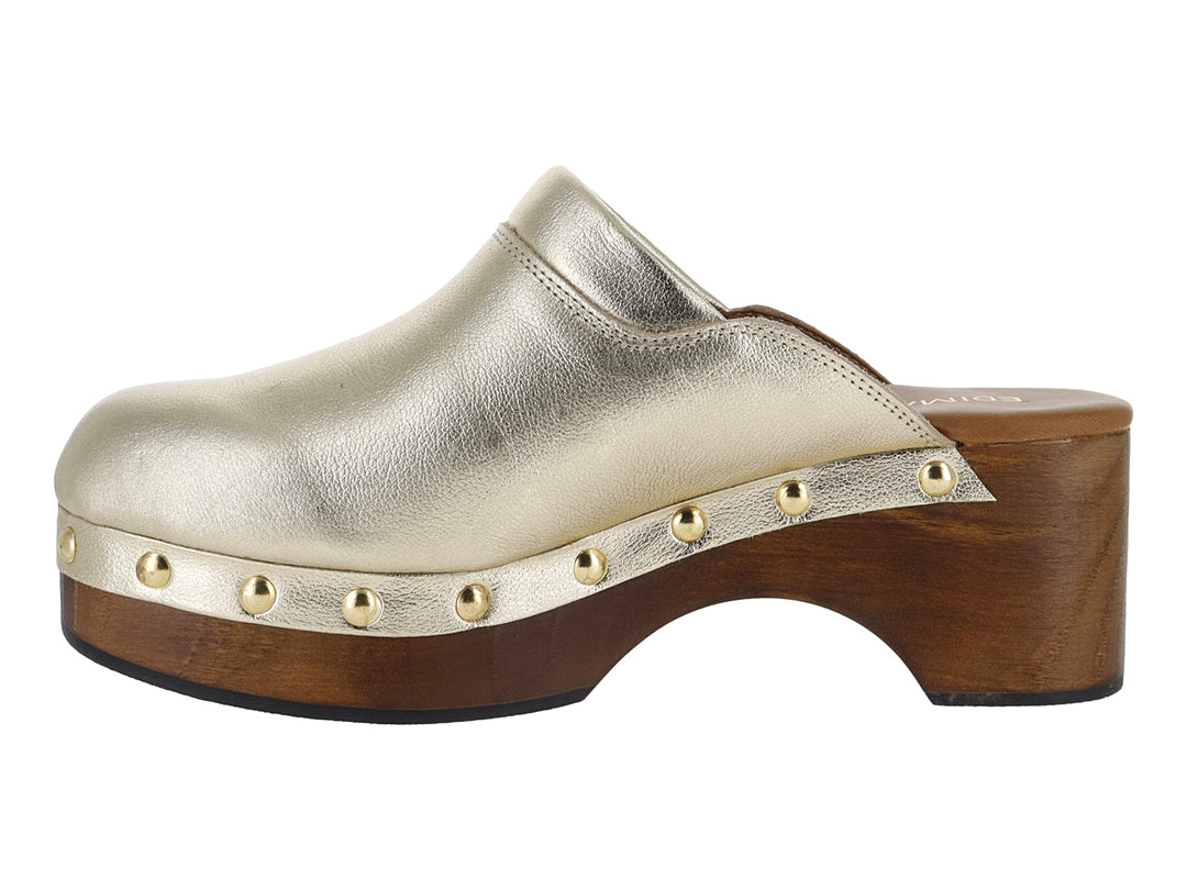 Zueco color oro con suela de madera y remaches metálicos decorativos.