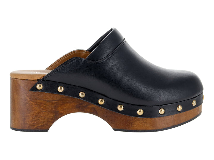 Zueco de cuero negro con plataforma de madera y remaches dorados.