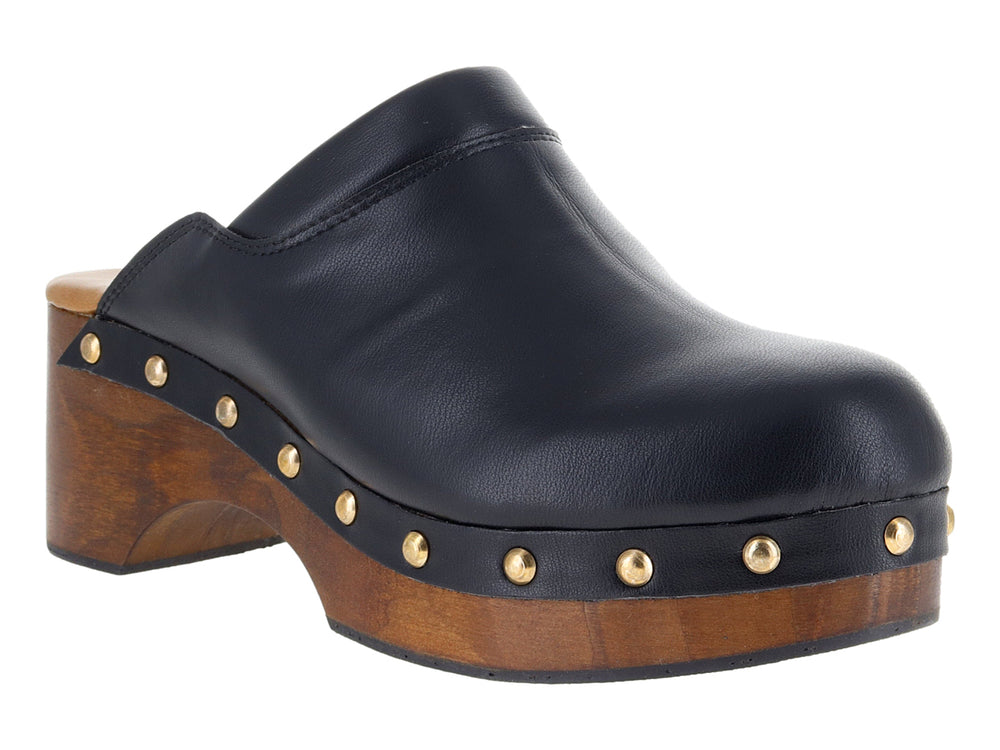 Zueco de cuero negro con plataforma de madera y remaches dorados.