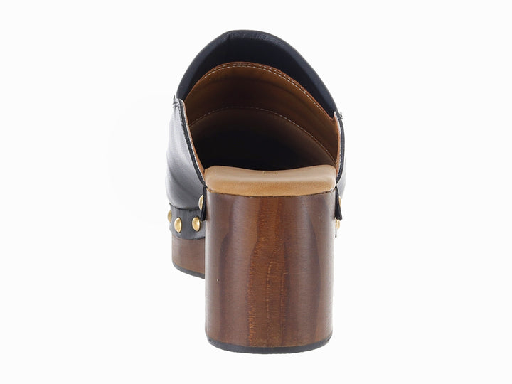 Zueco de cuero negro con plataforma de madera y remaches dorados.