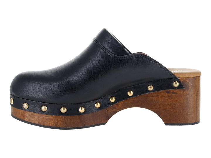 Zueco de cuero negro con plataforma de madera y remaches dorados.