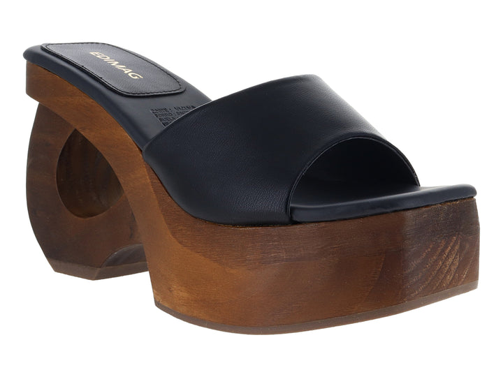 Sandalia de plataforma alta con banda de cuero negro y base de madera esculpida en color marrón.