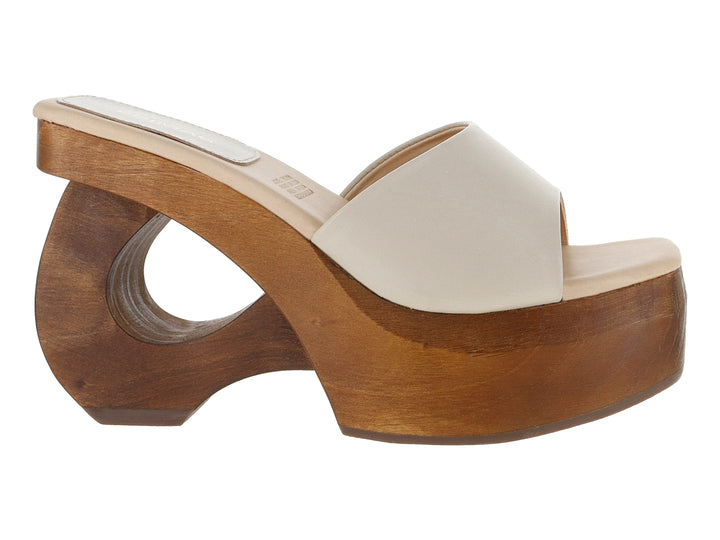Sandalia de plataforma alta en color hueso con tacón esculpido de madera marrón.