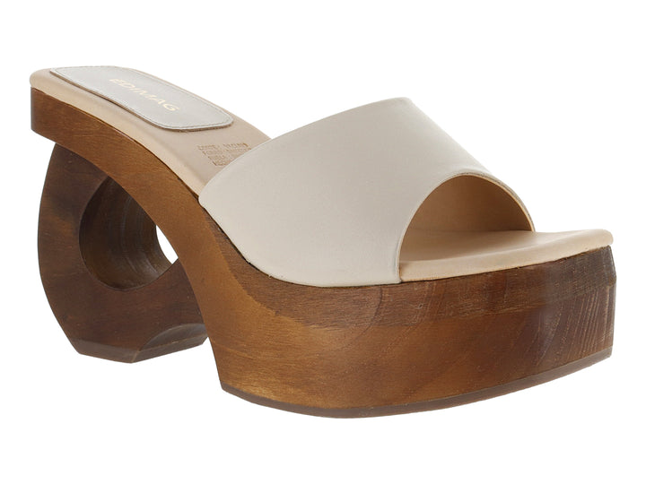Sandalia de plataforma alta en color hueso con tacón esculpido de madera marrón.