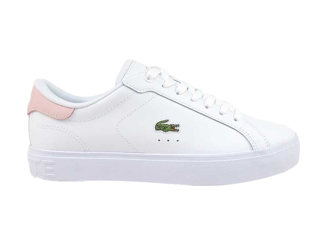 Tenis Lacoste blancos de piel sintética con detalle en color rosa en el talón y suela blanca.